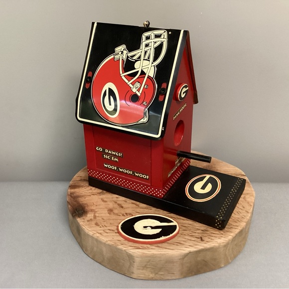 🔴 Georgia Bulldogs College Football Birdhouse / Wood Crafted with Metal Tag Roof - Picture 2 of 12